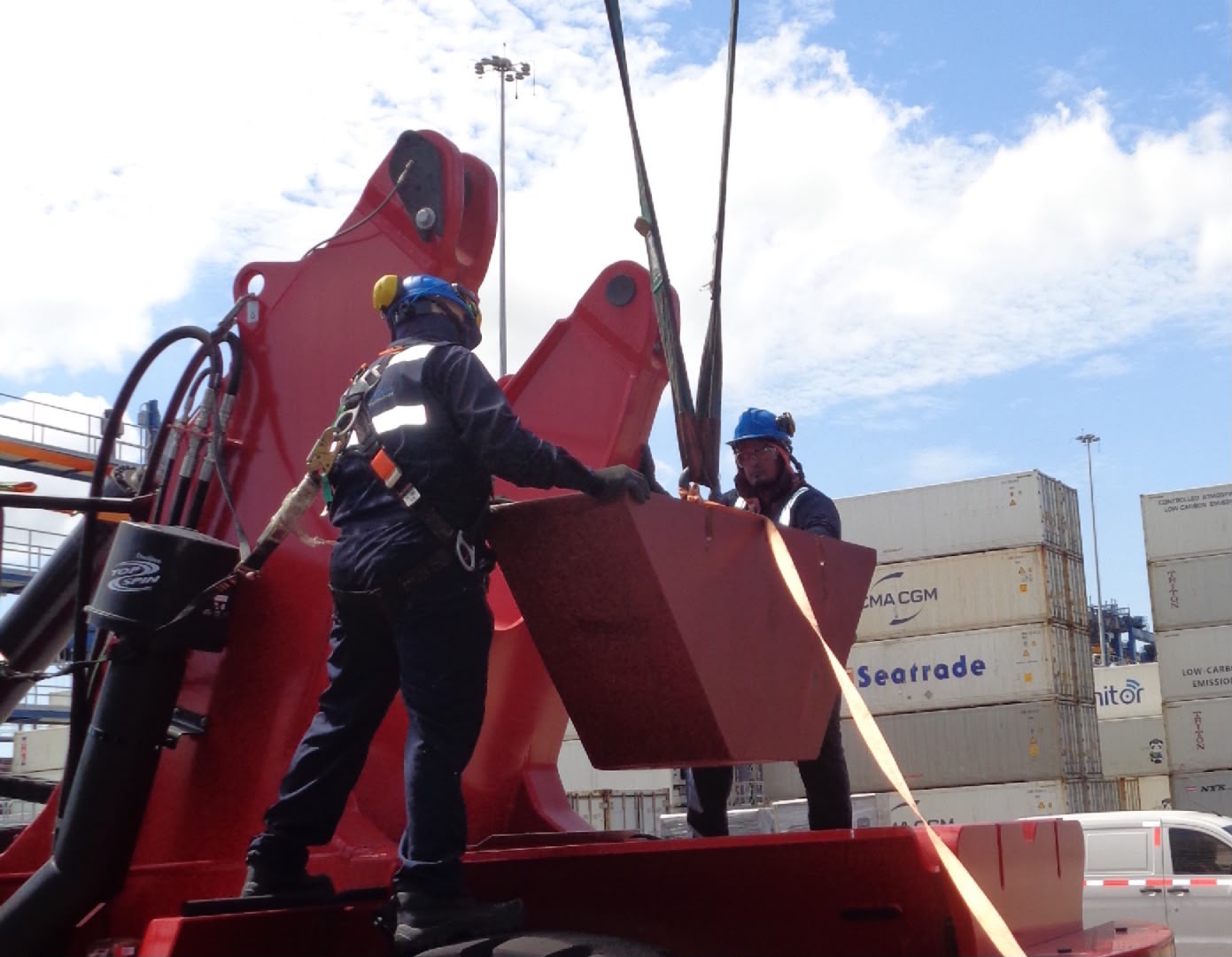 Técnico de Mecaport realizando mantenimiento en grúa pórtico sobre el mar, Cartagena